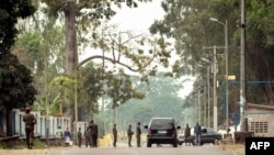 Foto de arquivo: Membros da Guarda Republicana Congolesa montam guarda na entrada do campo militar de Tshatshi, em Kinshasa, em 22 de julho de 2014, após um ataque de um grupo armado desconhecido.