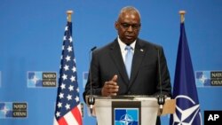 El secretario de Defensa de Estados Unidos, Lloyd Austin, se dirige a una conferencia de prensa después de una reunión de ministros de defensa de la OTAN en la sede de la organización transatlántica en Bruselas, Bélgica, el 14 de junio de 2024.