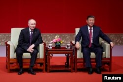 16일 중국 베이징을 방문한 블라디미르 푸틴 러시아 대통령이 시진핑 중국 국가주석과 함께 중국-러시아 수교 75주년 기념 갈라 행사에 참가했다.