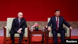 16일 중국 베이징을 방문한 블라디미르 푸틴 러시아 대통령이 시진핑 중국 국가주석과 함께 중국-러시아 수교 75주년 기념 갈라 행사에 참가했다.