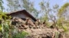 资料照片：缅甸若开民族军人在搭建房屋。