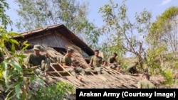 资料照片：缅甸若开民族军人在搭建房屋。