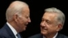 ARCHIVO: Los presidentes de Estados Unidos, Joe Biden, y México, Andrés Manuel López Obrador, sonríen durante una reunión el 9 de enero en la Ciudad de México.