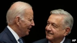 Presiden Meksiko Andres Manuel Lopez Obrador, kanan, dan Presiden AS Joe Biden berjabat tangan di Istana Nasional di Mexico City, 9 Januari 2023. (Foto: AP)