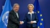 Presiden Komisi Eropa Ursula von der Leyen (kanan), menyambut Sekretaris Jenderal PBB Antonio Guterres sebelum pertemuan di markas besar UE di Brussels, Rabu, 20 Maret 2024. (AP Photo/Virginia Mayo)