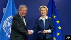 Presiden Komisi Eropa Ursula von der Leyen (kanan), menyambut Sekretaris Jenderal PBB Antonio Guterres sebelum pertemuan di markas besar UE di Brussels, Rabu, 20 Maret 2024. (AP Photo/Virginia Mayo)