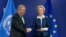 Presiden Komisi Eropa Ursula von der Leyen (kanan), menyambut Sekretaris Jenderal PBB Antonio Guterres sebelum pertemuan di markas besar UE di Brussels, Rabu, 20 Maret 2024. (AP Photo/Virginia Mayo)