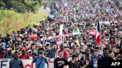 Rombongan migran bergerak menuju AS dari Tapachula, negara bagian Chiapas, Meksiko, pada 24 Desember 2023. (Foto: AFP)