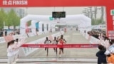 4月14日举行的北京半程马拉松比赛中疑似出现假赛，三名非洲选手似乎“保送”中国选手何杰获得冠军。（微博截图）