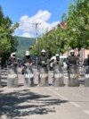 Vojnici KFOR-a u kordonu ispred zgrade opštine Zvečan, Kosovo, 30. maja 2023.