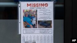 Poster na kojem se nalazi nestali Joseph okačen na izlog u tržnom centru u Lahaini.
