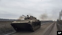 Un soldado ucraniano conduce un tanque hacia posiciones de primera línea cerca de Bájmut, Ucrania, el miércoles 1 de marzo de 2023.