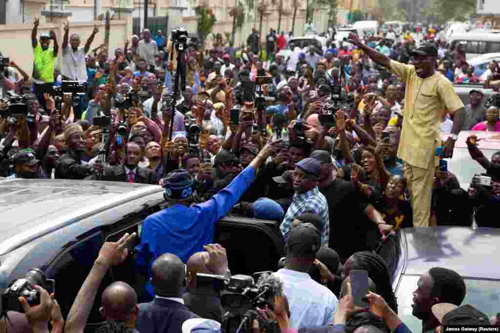 Candidato às eleições presidenciais na Nigéria, Bola Tinubu, cumprimenta os apoiantes, no dia de votação depois de votar, a 25 de fevereiro 2023. Lagos, Nigéria.