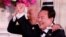 Tổng thống Hoa Kỳ Joe Biden (phía sau) và Tổng thống Hàn Quốc Yoon Suk Yeol bày tỏ cảm xúc hào hứng tại Quốc yến ở Nhà Trắng, trong chuyến thăm của ông Yoon Suk Yeol tới Hoa Kỳ vào ngày 26 tháng 4 năm 2023.