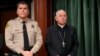 Sheriff County Los Angeles Robert Luna dan Uskup Agung Los Angeles Jose H. Gomez menghadiri konferensi pers di Hall of Justice Senin, 20 Februari 2023, di Los Angeles, mengumumkan penangkapan pelaku pembunuhan Uskup David O'Connell. (AP/Damian Dovarganes)