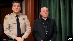 Sheriff County Los Angeles Robert Luna dan Uskup Agung Los Angeles Jose H. Gomez menghadiri konferensi pers di Hall of Justice Senin, 20 Februari 2023, di Los Angeles, mengumumkan penangkapan pelaku pembunuhan Uskup David O'Connell. (AP/Damian Dovarganes)