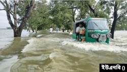 সুনামগঞ্জ জেলায় বন্যা পরিস্থিতির অবনতি হয়েছে, বন্যায় প্লাবিত হয়েছে শতাধিক গ্রাম, পানিবন্দী হয়ে পড়েছেন প্রায় এক লাখ মানুষ।