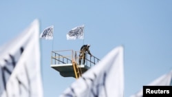 আফগানিস্তানের কাবুলে তালিবান পতাকা উত্তোলন অনুষ্ঠানে একজন তালিবান যোদ্ধাকে দেখা যাচ্ছে। ২১ মার্চ, ২০২২। (ফাইল ফটো) 