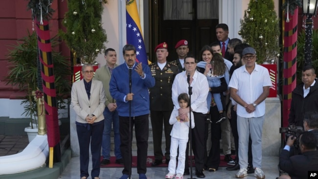 El presidente Nicolás Maduro junto a Alex Saab, su familia y el jefe de la delegación negociadora del gobierno, Jorge Rodríguez.