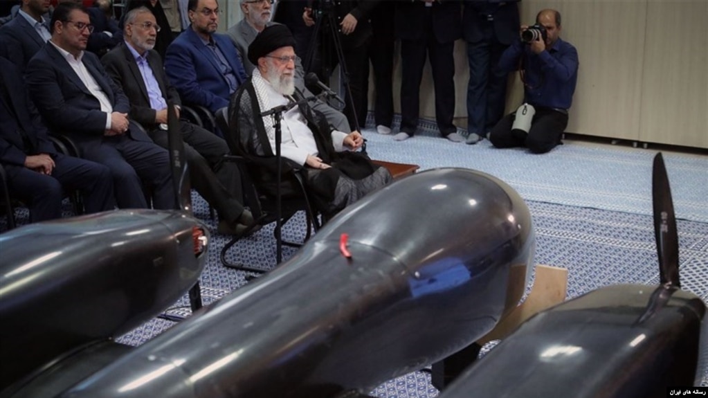 نمایش یک پهپاد جدید در جریان بازدید علی خامنه‌ای از نمایشگاه محصولات شرکت‌های دانش‌بنیان. ۲۱ مهر ۱۳۹۸