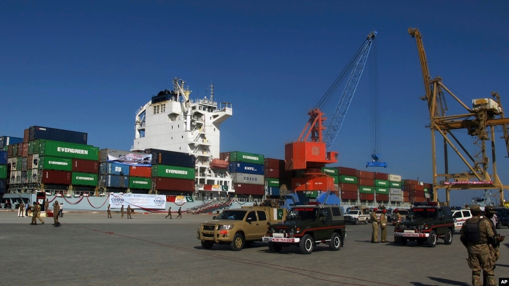中国一艘集装箱货船在巴基斯坦瓜达尔港完成装货准备起航。瓜达尔港位于卡拉奇西部700公里。