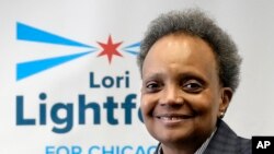 La alcaldesa de Chicago, Lori Lightfoot, sonríe mientras escucha durante el mitin Mujeres por Lori en Chicago, el sábado 25 de febrero de 2023. (Foto AP/Nam Y. Huh)
