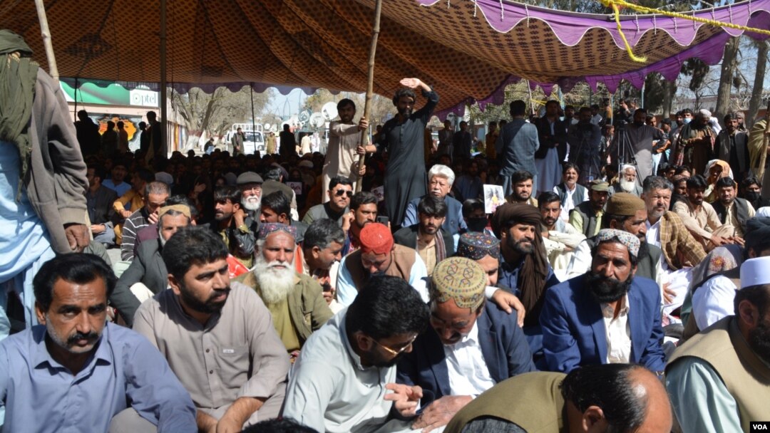 دھرنا جاری رکھنے والے گروپ کا مؤقف ہے کہ جب تک بازیاب کرائی جانے والی خاتون کو دھرنے کے مقام تک نہیں پہنچا دیا جاتا اس وقت تک دھرنا ختم نہیں ہو گا۔