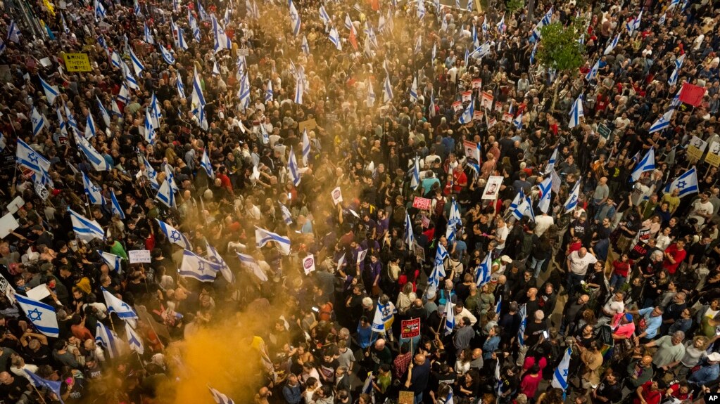 Mijëra izraelitë protestuan të shtunën, duke kërkuar nga kryeministri Benjamin Netanyahu që të pranojë një marrëveshje armëpushimi.