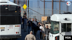 Migrantes suben a uno de los autobuses de la patrulla fronteriza de EEUU en El Paso, Texas.