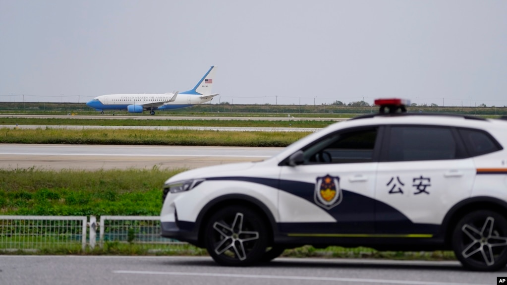 资料照：上海浦东国际机场的一架飞机和一辆中国公安警车（2023年10月7日）