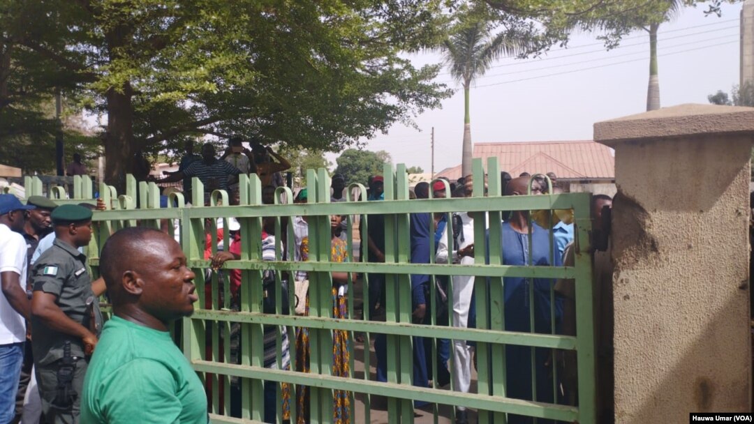 Ma’aikatan gidan wutar Lantarki na Kaduna a wajen ofishin bayan an kore su daga aiki