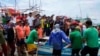Penjaga Pantai Filipina mengambil jenazah seorang nelayan di pantai Infanta, Provinsi Pangasinan, Filipina, 3 Oktober 2023, setelah insiden tabrakan mematikan di Laut Cina Selatan. (Penjaga Pantai Filipina/Handout via REUTERS)