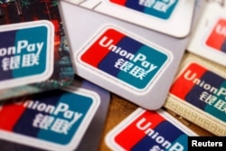 Ilustrasi - Kartu UnionPay, 7 Maret 2022. (REUTERS/Florence Lo)