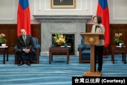 台灣總統蔡英文在台北總統府會見北美洲台灣商會聯合總會訪問團。（2023年5月8日）