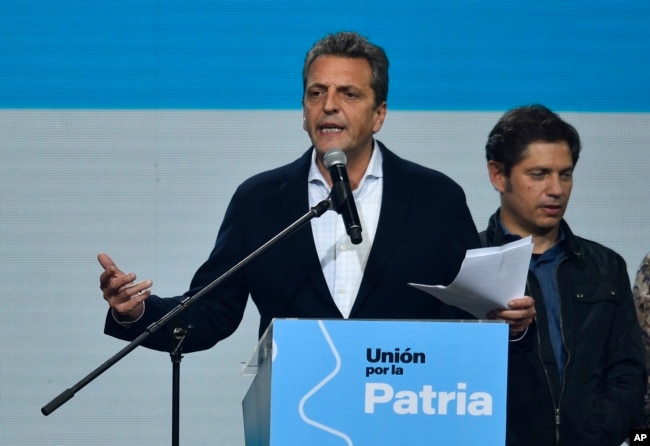 El candidato oficialista y ministro de Economía de Argentina, Sergio Massa, habla en su sede de campaña tras el cierre de las urnas de las elecciones primarias en Buenos Aires el 13 de agosto de 2023.