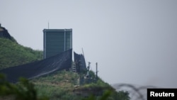 2024년 5월 10일 한국 파주의 비무장지대의 한국 군 초소에서 2018년에 확성기가 해체되었던 군사 시설(그린 박스) 옆에서 한국군인들이 근무하고 있다. (자료사진)