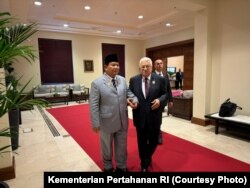 Presiden Palestina Mahmoud Abbas bertemu dengan Menteri Pertahanan RI sekaligus presiden terpilih Prabowo Subianto di sela-sela pertemuan puncak yang membahas bantuan untuk Gaza, di Laut Mati, Yordania, 11 Juni 2024. (Foto: Kementerian Pertahanan RI)