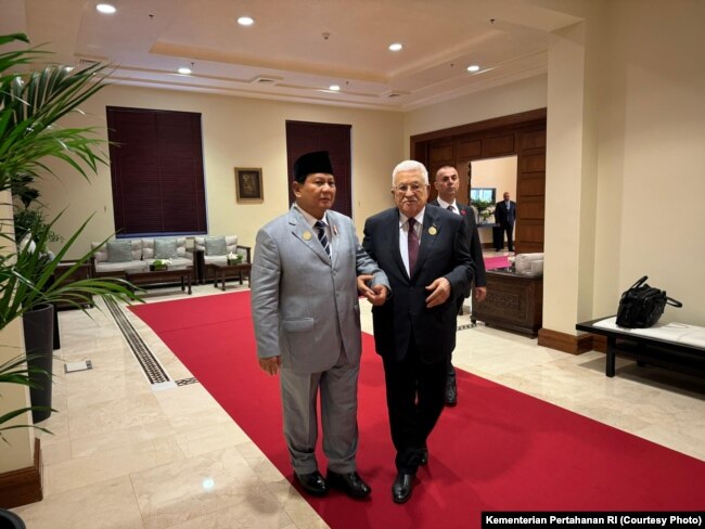 Presiden Palestina Mahmoud Abbas bertemu dengan Menteri Pertahanan RI sekaligus presiden terpilih Prabowo Subianto di sela-sela pertemuan puncak yang membahas bantuan untuk Gaza, di Laut Mati, Yordania, 11 Juni 2024. (Foto: Kementerian Pertahanan RI)