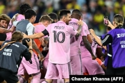 Penyerang Inter Miami asal Argentina Lionel Messi merayakan kemenangan bersama rekan satu timnya setelah memenangkan pertandingan sepak bola final Piala Liga melawan Nashville SC di Geodis Park di Nashville, Tennessee, pada 19 Agustus 2023. (Foto: AFP)