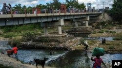 La gente se baña en el río Masacre, llamado así por una sangrienta batalla entre colonizadores españoles y franceses en el siglo XVIII, en lo que ahora es la frontera entre República Dominicana y Haití, el 19 de noviembre de 2021. 