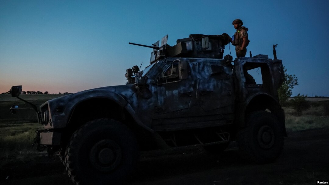 Un militar ucraniano se encuentra en un vehículo Oshkosh M-ATV protegido contra emboscadas resistente a minas (MRAP) durante un simulacro militar cerca de una línea del frente, en la región de Donetsk, Ucrania, el 13 de junio de 2024. 