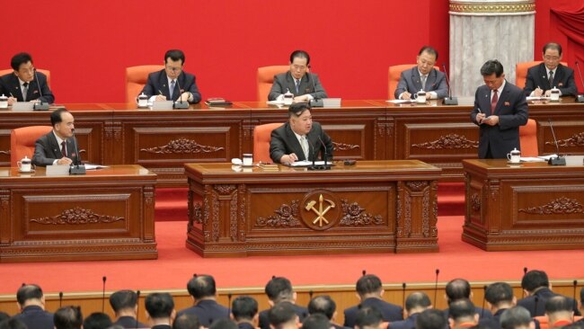 김정은(가운데) 북한 국무위원장이 노동당 제8기 제9차 전원회의에서 발언하고 있다. 조선중앙통신이 지난달 31일 공개한 사진.