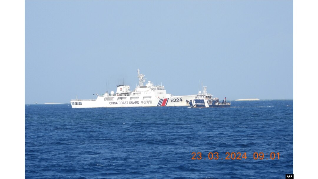 Arhiv - Brod kineske obalske straže blokira filipinski brod u Južnom kineskom moru (Foto: Photo by Handout / Philippine Coast Guard / AFP)