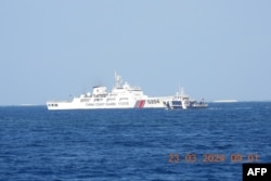 Arhiv - Brod kineske obalske straže blokira filipinski brod u Južnom kineskom moru (Foto: Photo by Handout / Philippine Coast Guard / AFP)