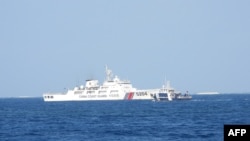 Оваа фотографија објавена од филипинското Биро за рибарство и водни ресурси на 25 март 2024 година која покажува брод на кинеската крајбрежна стража што блокира филипински брод во близина на островот Титу, на островите Спратли, во спорното Јужно Кинеско Море.