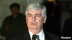 ARCHIVO - El senador demócrata estadounidense Christopher Dodd habla con los medios de comunicación en Kabul, el 1 de diciembre de 2003.