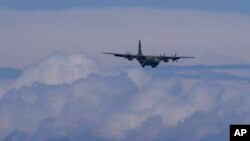 A British military plane aircraft approaches Larnaca Airport, Cyprus, April 27, 2023 carrying British and other EU citizens after being evacuated from Sudan.