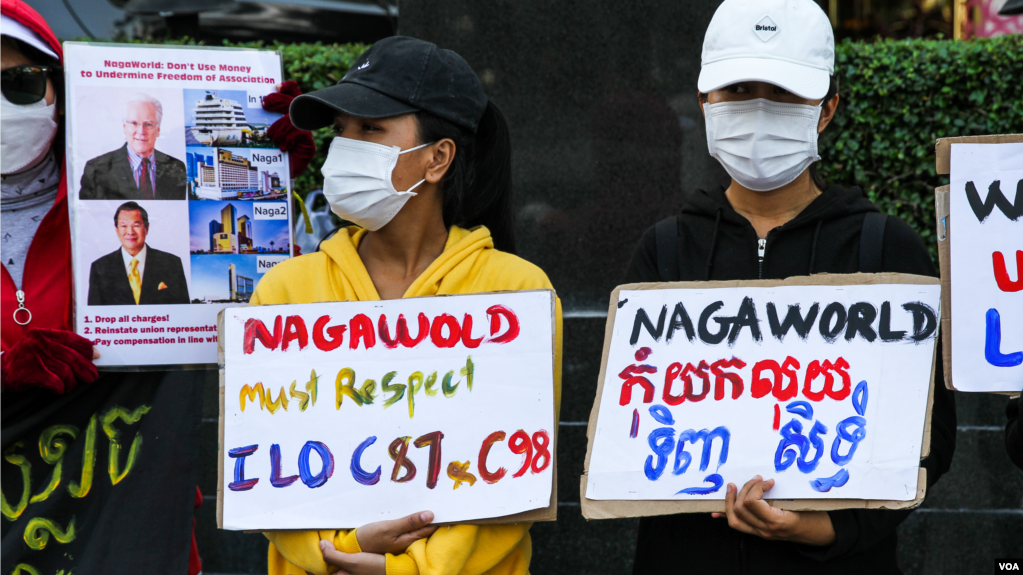 រូបឯកសារ៖ អតីតបុគ្គលិកក្រុមហ៊ុនណាហ្គាវើលដ៍ចូលរួមតវ៉ានៅមុខក្រុមហ៊ុន ក្នុងរាជធានីភ្នំពេញ កាលពីថ្ងៃទី ៦ ខែកុម្ភៈ ឆ្នាំ ២០២៣។ (ទែន សុខស្រីនិត/វីអូអេ)