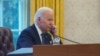 Arhiv - Američki predsjednik Joe Biden priča na telefon