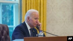 Presidenti Biden duke folur në telefon